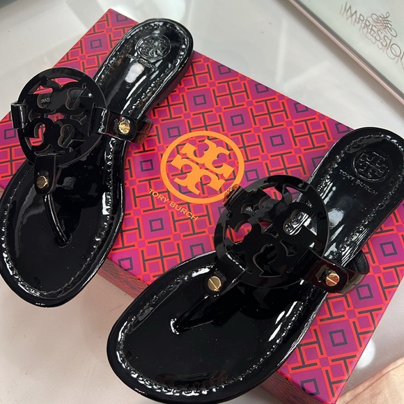 Tory Burch patent leather black sandal with large emblem waterproof size 6.5 NEW